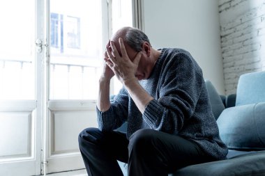 Bunalmış eski üst düzey adam yalnız ev hissi acı eskime emeklilik dul demans ve Alzheimer kavram evde kanepede yalnız üzücü şaşkın.