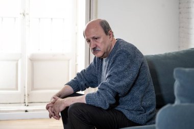 Bunalmış eski üst düzey adam yalnız ev hissi acı eskime emeklilik dul demans ve Alzheimer kavram evde kanepede yalnız üzücü şaşkın.