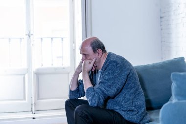 Bunalmış eski üst düzey adam yalnız ev hissi acı eskime emeklilik dul demans ve Alzheimer kavram evde kanepede yalnız üzücü şaşkın.