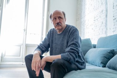 Bunalmış eski üst düzey adam yalnız ev hissi acı eskime emeklilik dul demans ve Alzheimer kavram evde kanepede yalnız üzücü şaşkın.