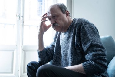 Bunalmış eski üst düzey adam yalnız ev hissi acı eskime emeklilik dul demans ve Alzheimer kavram evde kanepede yalnız üzücü şaşkın.