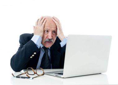 Büyük yetişkin algı içinde laptop anlayış değil masada sinirli ve yorgun olgun işadamı overworked ve teknoloji kullanımı stres fazla mesai ve beyaz arka planda izole kavramı çok