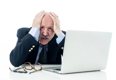 Büyük yetişkin algı içinde laptop anlayış değil masada sinirli ve yorgun olgun işadamı overworked ve teknoloji kullanımı stres fazla mesai ve beyaz arka planda izole kavramı çok