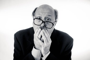 Boğulmuş ve tarafsız arka plan üzerinde izole üzgün yüz ifadesi Overworked fazla mesai ve yaşlanma kavramı içinde işte acı depresif portre kıdemli olgun yaşlı işadamı arıyor.