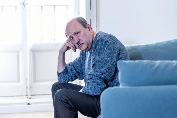 Overweldigd Senior Grijsaard Lijden Alleen Thuis Gevoel Verward Triest Alleen — Stockfoto