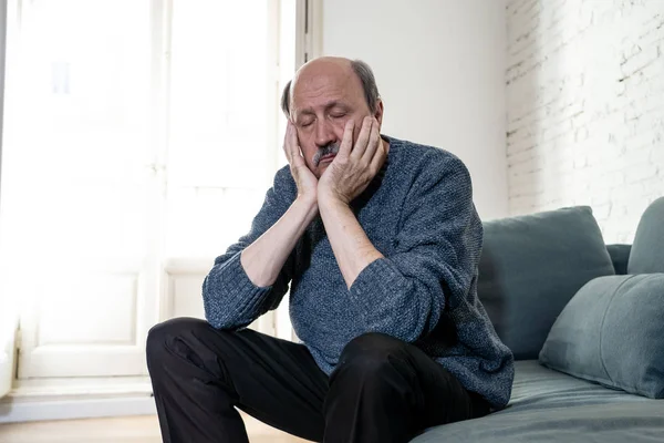 Viejo Anciano Abrumado Que Sufre Solo Casa Sintiéndose Confundido Triste — Foto de Stock