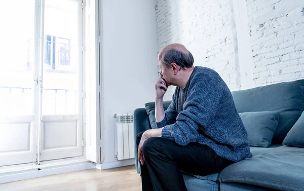 Overweldigd Senior Grijsaard Lijden Alleen Thuis Gevoel Verward Triest Alleen — Stockfoto