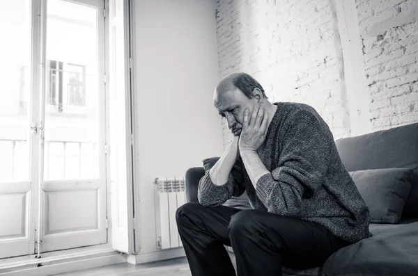 Senior Gammal Man Känner Sig Desperat Sorgliga Ser Orolig Deprimerad — Stockfoto