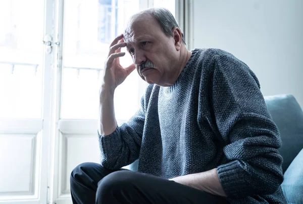 Ошеломленный Пожилой Человек Страдает Одиночестве Дома Чувствуя Себя Одиноким Диване — стоковое фото