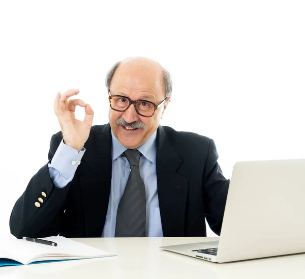 Retrato Corporativo Feliz Hombre Negocios Senior Confiado Satisfecho Trabajando Computadora — Foto de Stock