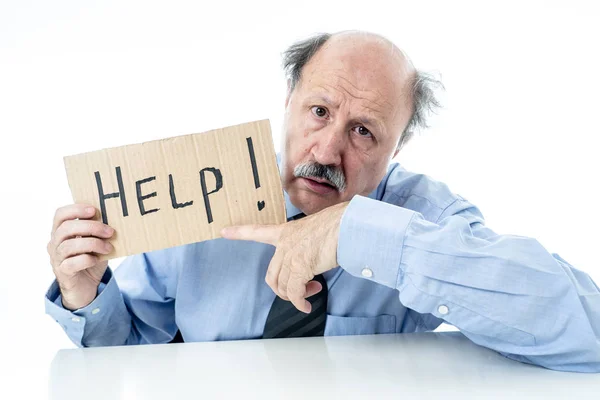 シニア成熟したビジネスの男性彼の 年代を感じてストレスと不満を探しに禿げ頭と疲れし 助けを保持を圧倒仕事問題過労 高齢者の失業概念サインイン — ストック写真