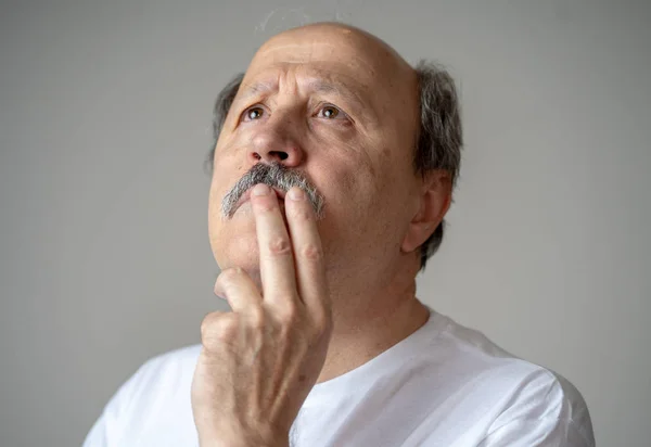 Retrato Cerca Del Anciano Mayor Pensando Luciendo Pensativo Con Rostro —  Fotos de Stock