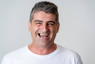 Yakın çekim portre çekici bir orta yaşlı eğlenmek ve mutlu neşeli gülümseyen ve gülerek bakıyor adam kamera insan duyguları yüz ifadeleri mutluluk ve duygular