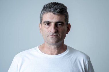 Çekici bir adam üzgün portresi bir depresif depresyon duygu üzüntü ve insan duyguları yüz ifadeleri ve depresyon kavramı üzerinde gri mavi arka plan izole ağrı acı