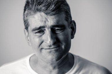Çekici bir adam üzgün portresi bir depresif depresyon duygu üzüntü ve insan duyguları yüz ifadeleri ve depresyon kavramı üzerinde gri mavi arka plan izole ağrı acı