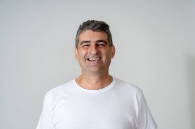 Adam onun hedefi ulaşmada piyango yeme sevinmektedir veya büyük bir başarı olan yüz ifade insan duyguları şaşırttı ve mutlu yüz ifadesi gri arka plan üzerinde izole.