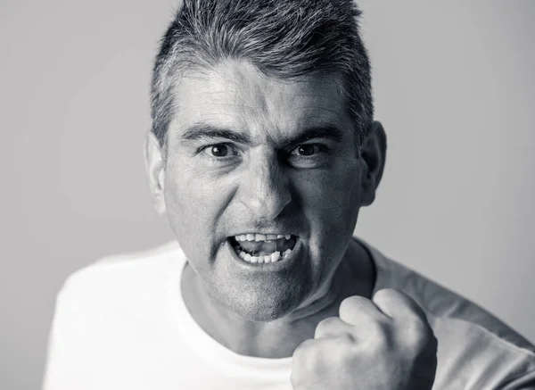 Portret Dojrzały 40S Biały Zły Zdenerwowany Mężczyzna Patrząc Wściekły Agresywne — Zdjęcie stockowe