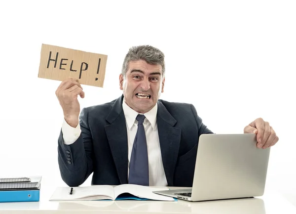 Зрелый Отчаянный Бизнесмен Страдающий Стрессом Работающий Компьютером Держа Табличку Просьбой — стоковое фото