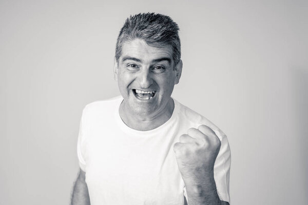 Человек радуется достижению своей цели, выигрывая в лотерею или имея большой успех в выражении лица человеческие эмоции удивлены и счастливое выражение лица изолированы на сером фоне
.