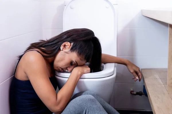 つづく拒食症と過食症に苦しんでトイレに座っている美人ラテン悲しいと摂食障害と病気妊娠の概念で有罪 — ストック写真