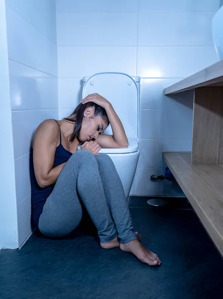 Piękna Kobieta Latin Siedzi Łazience Cierpiących Anoreksja Bulimia Uczucie Rozpaczliwa — Zdjęcie stockowe
