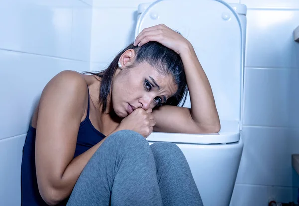 Güzel Latin Kadın Banyoda Çaresiz Hissediyor Anoreksiya Bulimia Acı Oturan — Stok fotoğraf