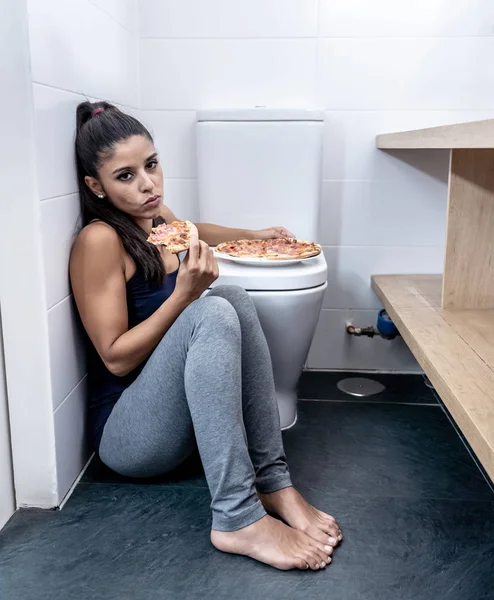 Atractiva Joven Triste Bulímica Joven Sintiéndose Culpable Enfermo Comiendo Mientras — Foto de Stock