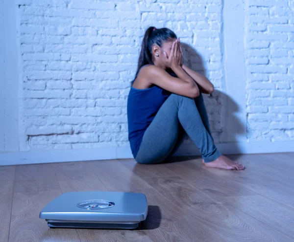Yalnız Ölçeğin Diyet Yeme Bozukluğu Kavramında Depresif Endişeli Bakarak Zeminde — Stok fotoğraf
