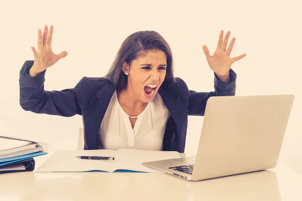 Enojada Furiosa Mujer Negocios Estresada Sobrecargada Trabajo Gritando Computadora Portátil — Foto de Stock