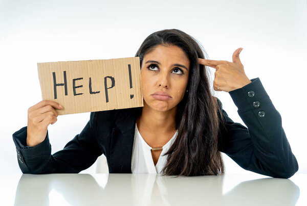 Молодая красивая латинская деловая женщина потрясена и устала держать знак помощи. Выглядит напряженным, скучающим, разочарованным, расстроенным и несчастным на работе. Концепция разочарования бизнеса
