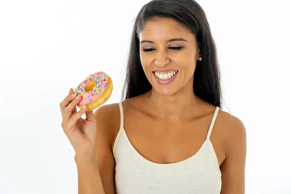 Retrato Una Hermosa Mujer Latina Extremadamente Feliz Comiendo Delicioso Donuts — Foto de Stock