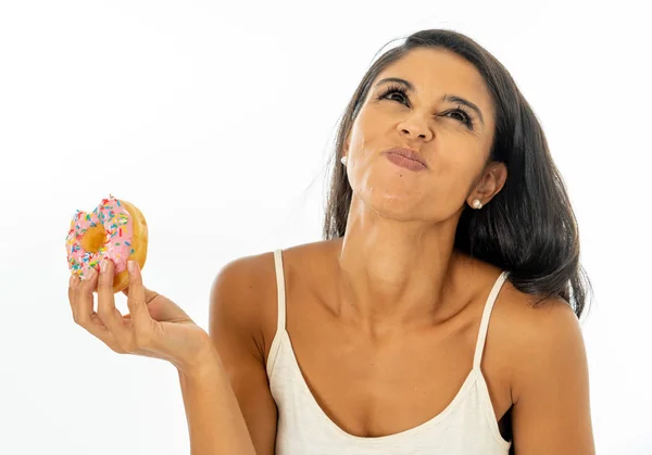 非常快乐美丽的拉丁年轻女人的肖像吃美味的甜甜圈享受它与乐趣给自己一个治疗和遗忘饮食概念 — 图库照片
