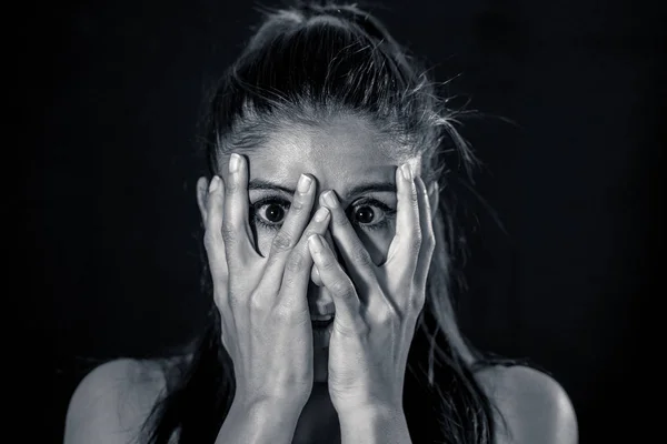 Portré Közelről Rémült Látszó Ijedt Segítségével Ujjait Mimika Emberi Érzelmek — Stock Fotó
