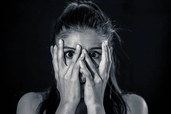 Primer Plano Retrato Aterrorizado Joven Atractiva Mujer Latina Mirando Asustada — Foto de Stock