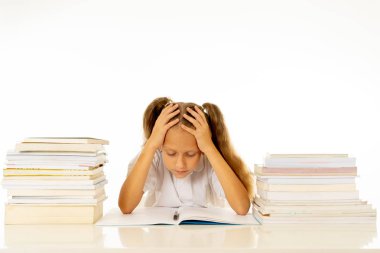 Üzgün ve yorgun şirin kız öğrenci ödev stres içinde oturan sarışın saçlı bastıran çok fazla çalışma ve ders kitaplarında çocuk eğitim akademik performans ve okul sistemleri kavramı ile