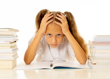 Üzgün ve yorgun şirin kız öğrenci ödev stres içinde oturan sarışın saçlı bastıran çok fazla çalışma ve ders kitapları çocuk eğitim akademik performans ve okul sistemleri kavramı ile