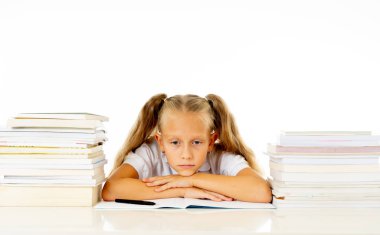 Üzgün ve yorgun şirin kız öğrenci ödev stres içinde oturan sarışın saçlı bastıran çok fazla çalışma ve ders kitaplarında çocuk eğitim akademik performans ve okul sistemleri kavramı ile