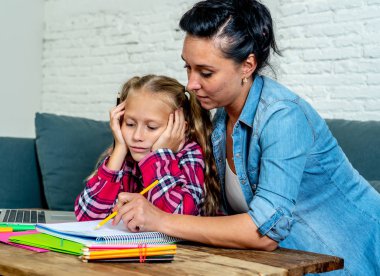 Sabır anne kızıyla kanepede zorluklar ödev ebeveynlik ve eğitim kavramı öğrenme evde oturan ödev yaparken konsantre mümkün