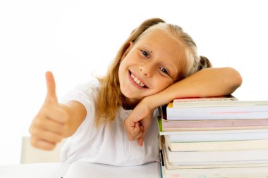 Beyaz arka plan üzerinde mutlu güzel sarışın saçlı sevimli küçük kız öğrenci eğitim ve yaratıcı eğitim kavramı geri okul tema ile kitap okuma seviyor izole.