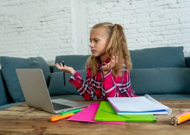 Sevimli İlköğretim öğrenci İlköğretim Okulu ödev ve çocuk eğitim kavramı evde onu laptop ile zor atama yaparken duygu üzgün ve kafa karıştırıcı.
