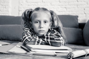 Güzel tatlı bir sarışın 9 yaşındaki ilköğretim öğrencisi üzgün sıkılmış ve bir bunalmış zorluklar sınavları ödev ve okul eğitim kavramı öğrenme evde çalışmaya çalışıyorum.