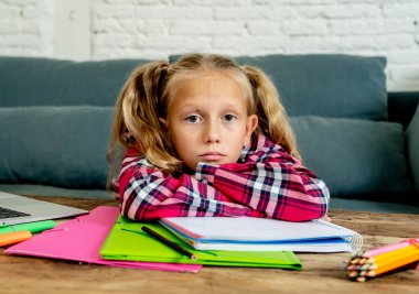 Güzel tatlı bir sarışın 9 yaşındaki ilköğretim öğrencisi üzgün sıkılmış ve bir bunalmış zorluklar sınavları ödev ve okul eğitim kavramı öğrenme evde çalışmaya çalışıyorum.
