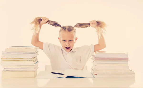 Schöne Schulmädchen Versucht Studieren Mit Vielen Hausaufgaben Dass Treibt Sie — Stockfoto