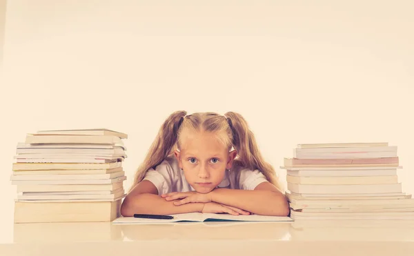 Verdrietig Moe Schattig Schoolmeisje Met Blond Haar Zitten Stress Huiswerk — Stockfoto