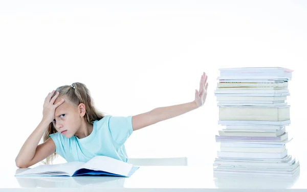 Prachtige School Meisje Probeert Studeren Met Veel Huiswerk Dat Het — Stockfoto