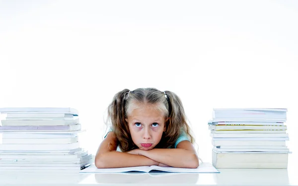 Разочарованная Маленькая Школьница Чувствует Себя Неспособной Сосредоточиться Чтении Письме Трудности — стоковое фото