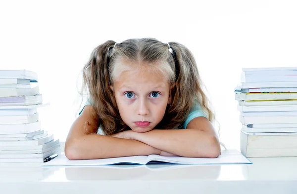 Bela Menina Escola Tentando Estudar Tendo Muitos Trabalhos Casa Que — Fotografia de Stock