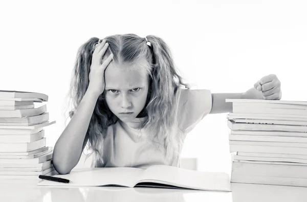 Wütendes Kleines Mädchen Mit Einer Negativen Einstellung Gegenüber Studium Und — Stockfoto