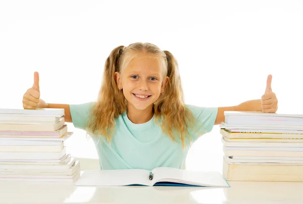 白い背景の上幸せな美しいブロンドの髪 かわいい小さな女子高生好き勉強と学校のテーマに戻ると創造的な教育コンセプトで本を読んで分離 — ストック写真