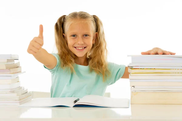 Счастливая Красивая Симпатичная Волосами Маленькая Школьница Любит Изучать Читать Книги — стоковое фото